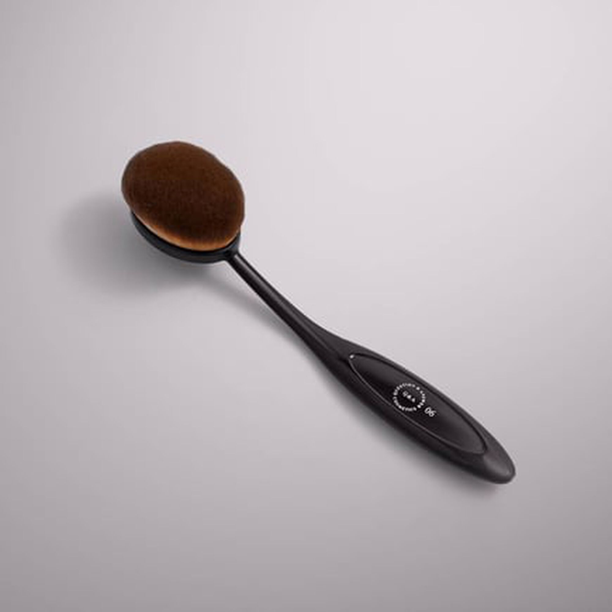 فرشاة دمج حمرة الخدود والاساس والبودرة Q and A PRO NO 06